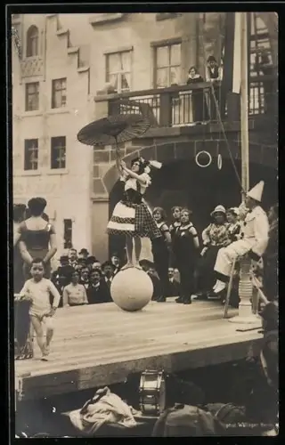 AK Berlin, Variete-Ausstellung Eva 1914, Frau balanciert mit einem Regenschirm auf einem Ball