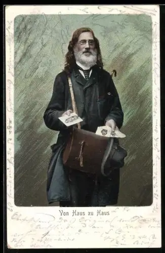 AK Ansichtskartenverkäufer präsentiert seine Ware, Von Haus zu Haus