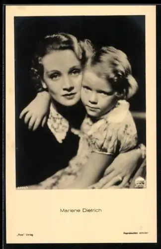 AK Schauspielerin Marlene Dietrich mit Mädchen im Arm