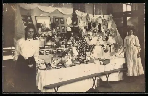 Foto-AK Händlerinnen verkaufen Ansichtskarten an ihrem Stand, Ansichtskartengeschichte