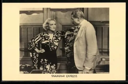 AK Schauspielerin Marlene Dietrich und Schauspieler Lawrence Grant in Shanghai Express