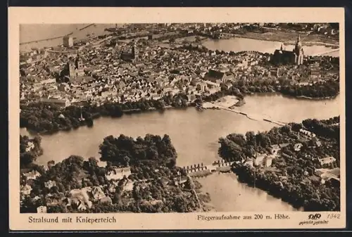 AK Stralsund, Totalansicht mit Knieperteich, Fliegeraufnahme
