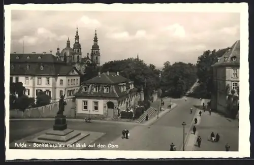 AK Fulda, Bonifatiusplatz mit Blick auf den Dom