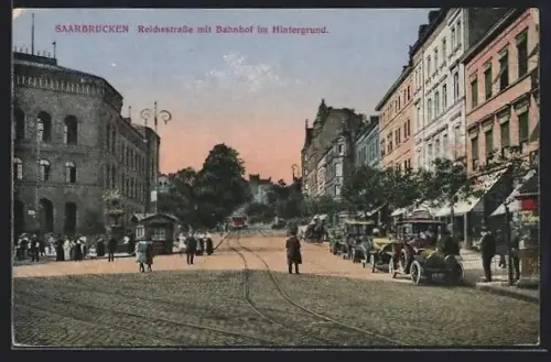 AK Saarbrücken, Reichsstrasse mit Bahnhof im Hintergrund