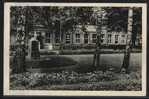 AK Rostock, Hotel HO Mecklenburger Hof, Gartenansicht mit Büste