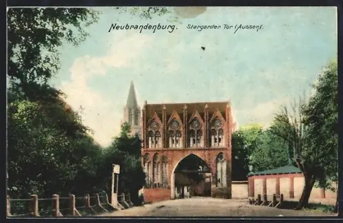 AK Neubrandenburg, Stargarder Tor (Aussen)