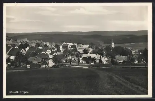 AK Jöhstadt /Erzgeb., Ortsansicht mit Kirche und umliegender Landschaft