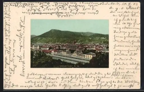 AK Neustadt a. H., Ortspanorama mit Bahnhof und Berg im Hintergrund