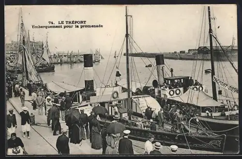 AK Le Tréport, l`embarquement pour la promenade avec le Picardie au premier plan