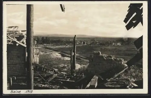 Foto-AK Beine, Blick aus einem zerschossenen Haus