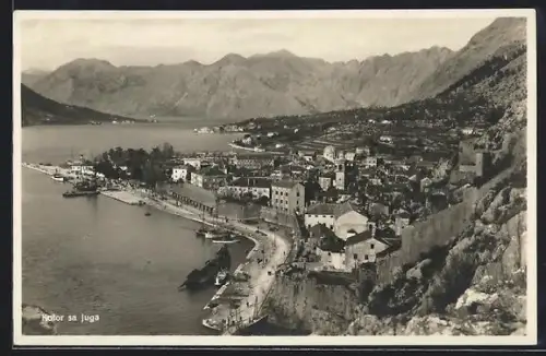 AK Kotor, Ufer mit Ortsansicht