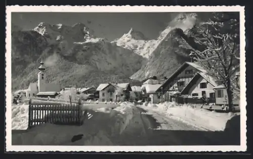 AK Lofer, Teilansicht mit Kirche im Winter gegen die Steinberge