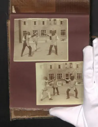 Fotoalbum mit 57 Fotografien, Studenten aus Apolda und Jena, Mensur, Schlitten vor der Kneipe Nollendorfer Hof