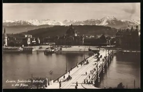 AK Luzern, Seebrücke, Bahnhof und die Alpen