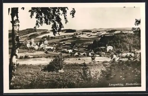 AK Langschlag /Niederdonau, Panorama mit Dorf und Kirche