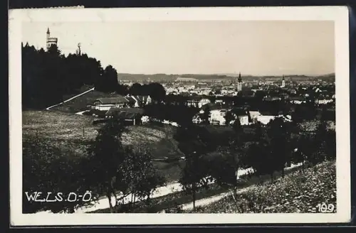 AK Wels /O. Ö., Panorama mit Stadt und Kirchtürmen