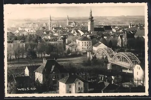 AK Wels /Ob. Öst., Panorama mit Brücke und Kirchtürmen