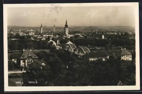 AK Wels, Totale mit Eisenbahnbrücke und Kirchtürmen