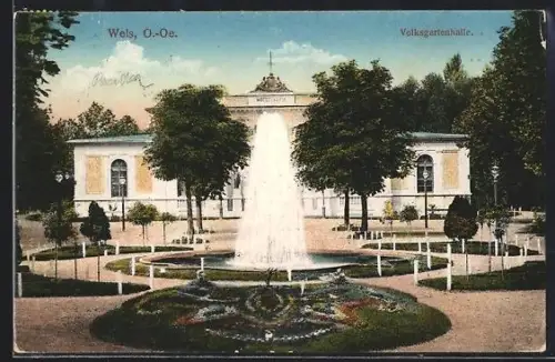 AK Wels /Ob. Öst., Volksgartenhalle mit Springbrunnen