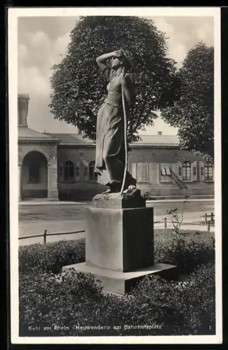 AK Kehl am Rhein, Heuwenderin am Bahnhofsplatz