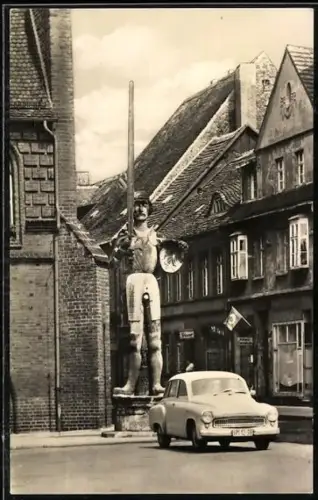 Foto-AK Stendal, Wartburg 311 am Roland