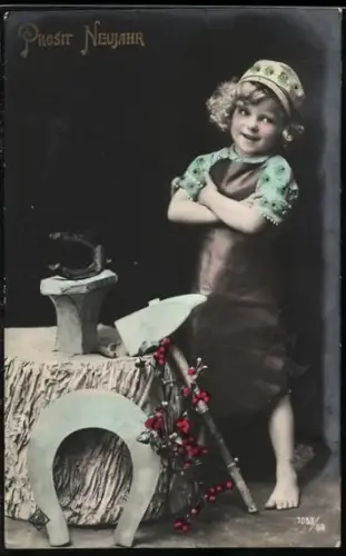 AK Junge steht als Schmied neben einem Amboss, Prosit Neujahr