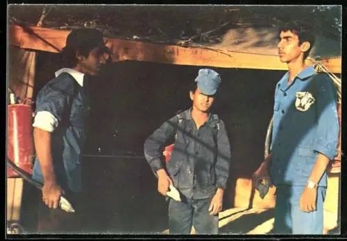 AK Feuerwehrmänner mit Schläuchen bei einem Einsatz