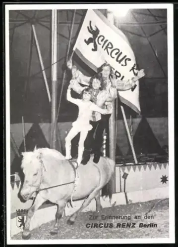 AK Berlin, Zirkus Renz, Drei Kinder stehen auf trabendem Pferd