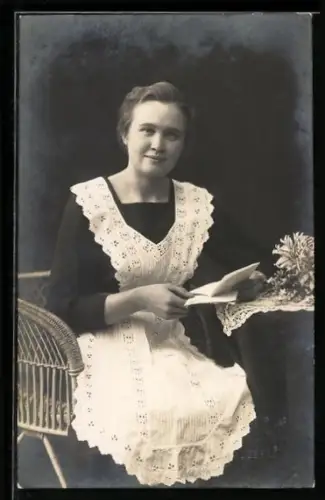 Foto-AK Dienstmädchen mit Brief