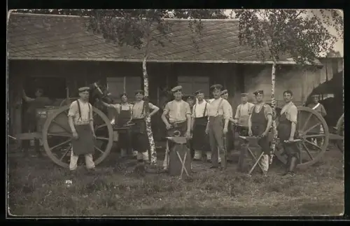 Foto-AK Armeeschiede mit Hammer und Amboss, Protze mit Speichenrädern