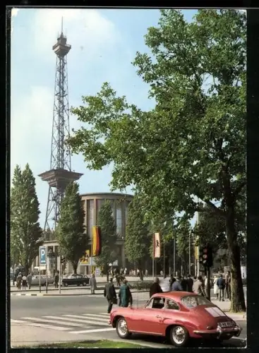 AK Berlin-Charlottenburg, Porsche 356 vor den Messehallen, Blick zum Funkturm