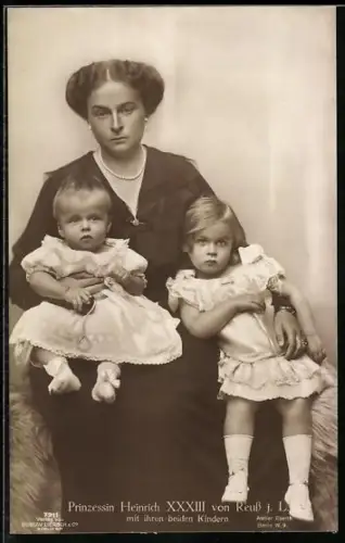 AK Prinzessin Heinrich XXXIII. von Reuss mit ihren beiden Kindern