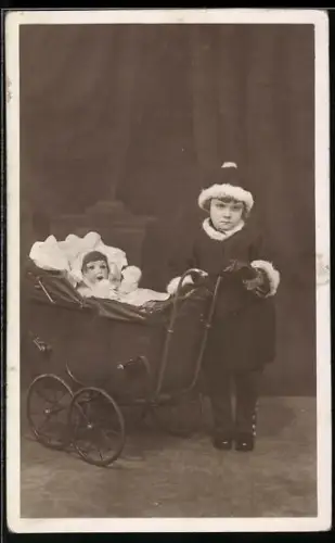 AK Mädchen schiebt seine Puppe im Kinderwagen