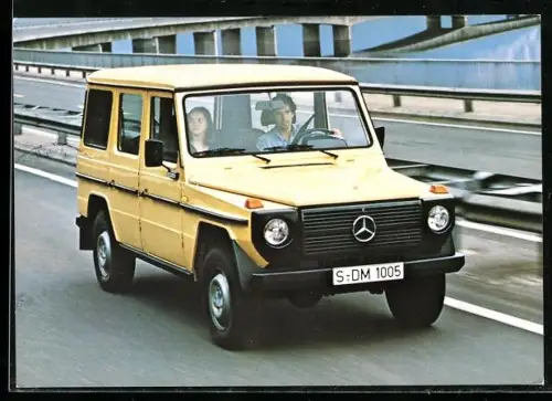AK Gelber Mercedes Benz 280 GE, Junges Paar unterwegs