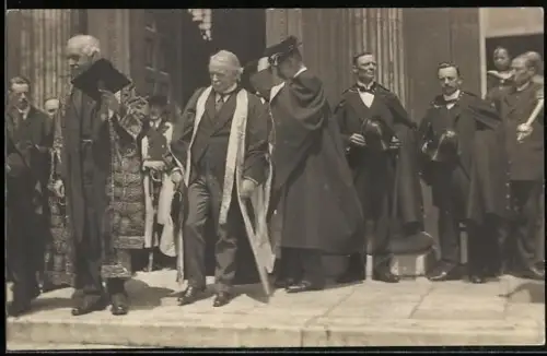 AK Lloyd George beim Verlassen der Kirche
