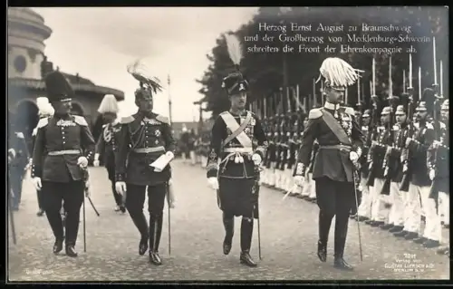 AK Herzog Ernst August zu Braunschweig & Grossherzog von Mecklenburg-Schwerin schreiten Front der Ehrenkompagnie ab