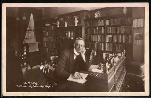 AK Schriftsteller W. Riley, Autor von Windyridge, an seinem Schreibtisch