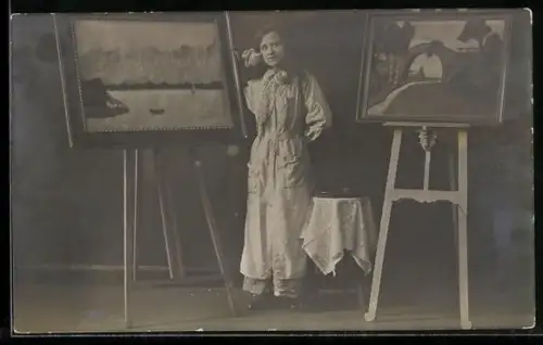 Foto-AK Malerin präsentiert zwei ihrer Werke