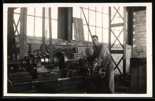 Foto-AK Fabrikarbeiter bei der Arbeit