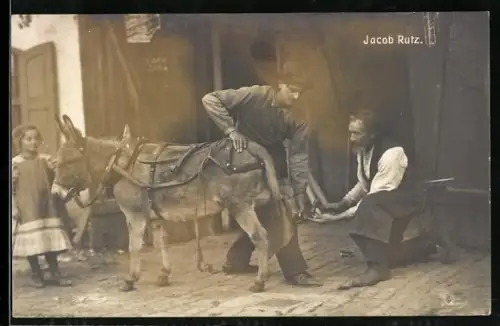 AK Schmied passt dem Esel ein neues Hufeisen an