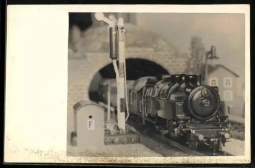 Foto-AK Modellbaueisenbahn fährt aus einem Tunnel