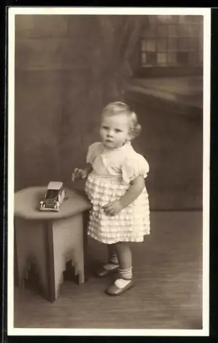 Foto-AK Kleinkind mit Blech-Spielzeugauto