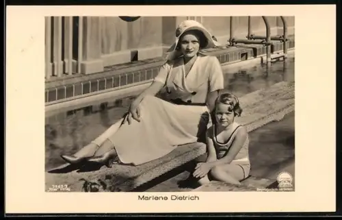 AK Schauspielerin Marlene Dietrich mit kleinem Mädchen im Schwimmbad