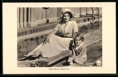 AK Schauspielerin Marlene Dietrich mit kleinem Mädchen im Schwimmbad