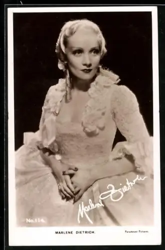 AK Schauspielerin Marlene Dietrich in weissem Spitzenkleid, Autograph