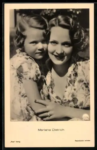 AK Schauspielerin Marlene Dietrich mit Mädchen