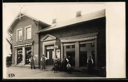 Foto-AK Schwarzenbek, Arbeiter vor der Fischhandlung von Fritz Quaack