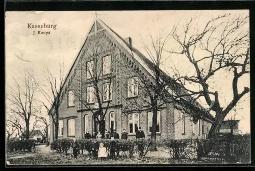 AK Kasseburg, Geschäftshaus von J. Koops mit Gästen und Grünanlagen