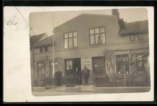 Foto-AK Schlutup, Partie vor der Fischräucherei F.A. Rieck, Inh. F. Rieck