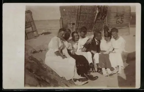 Foto-AK Sellin a. Rügen, Ausflügler am Strand 1919